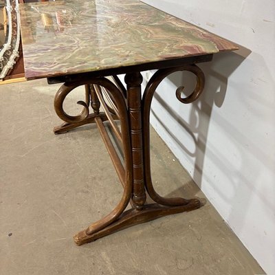 Table ancienne Thonet Art Déco, 1940, en hêtre courbé et onyx. Dimensions : 106 x 61 cm. Hauteur : 79 cm.