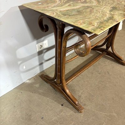 Table ancienne Thonet Art Déco, 1940, en hêtre courbé et onyx. Dimensions : 106 x 61 cm. Hauteur : 79 cm.
