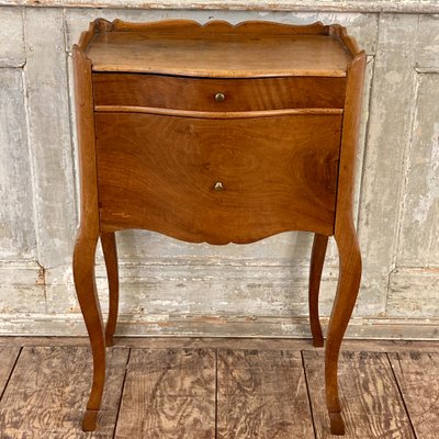 Table de chevet en noyer Louis XV