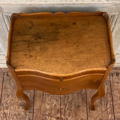 Table de chevet en noyer Louis XV