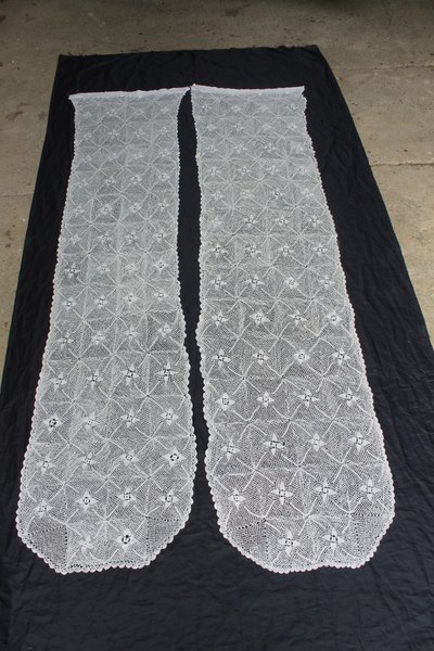 Pair of handmade lace curtains with floral decoration d: 250 x 55 cm each