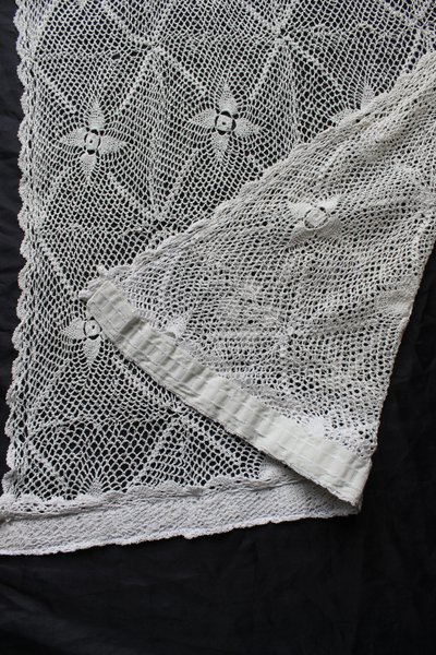 Pair of handmade lace curtains with floral decoration d: 250 x 55 cm each