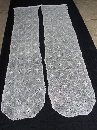 Pair of handmade lace curtains with floral decoration d: 250 x 55 cm each