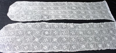 Pair of handmade lace curtains with floral decoration d: 250 x 55 cm each