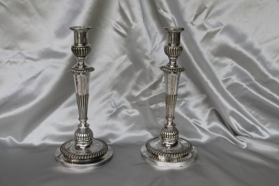 Coppia di candelieri in bronzo argentato in stile Luigi XVI, inizio XIX secolo