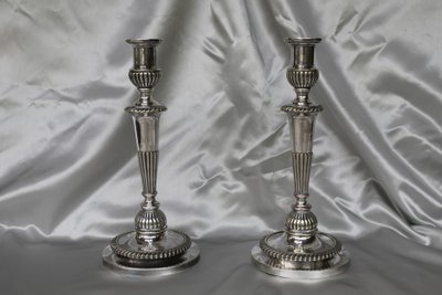 Coppia di candelieri in bronzo argentato in stile Luigi XVI, inizio XIX secolo