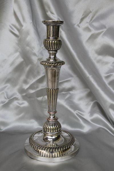 Coppia di candelieri in bronzo argentato in stile Luigi XVI, inizio XIX secolo