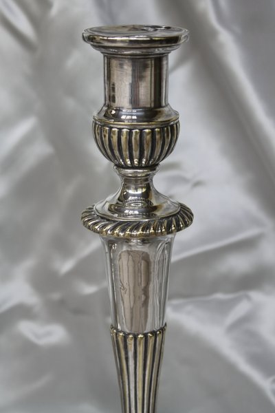 Coppia di candelieri in bronzo argentato in stile Luigi XVI, inizio XIX secolo