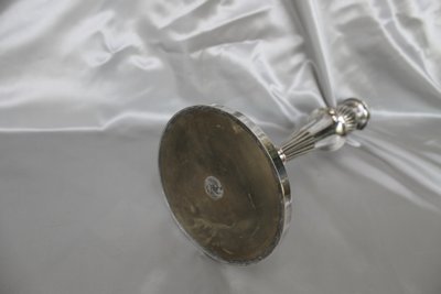 Coppia di candelieri in bronzo argentato in stile Luigi XVI, inizio XIX secolo