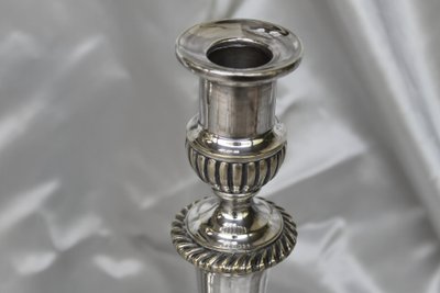 Coppia di candelieri in bronzo argentato in stile Luigi XVI, inizio XIX secolo