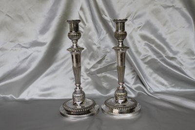 Coppia di candelieri in bronzo argentato in stile Luigi XVI, inizio XIX secolo