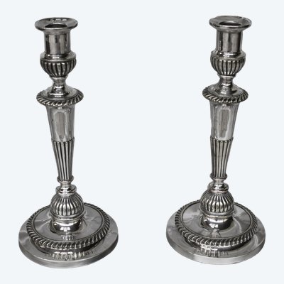Coppia di candelieri in bronzo argentato in stile Luigi XVI, inizio XIX secolo