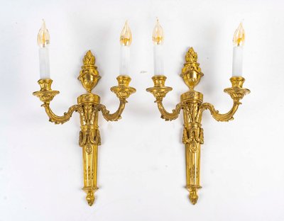 Paire d’Appliques en Bronze Ciselé à Deux Bras de Lumières de style Louis XVI vers 1850