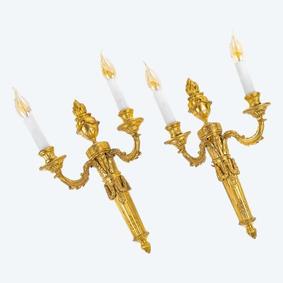 Paire d’Appliques en Bronze Ciselé à Deux Bras de Lumières de style Louis XVI vers 1850