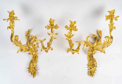 Paire d'appliques à deux lumières d’époque Louis XV en bronze ciselé et doré, vers 1750
