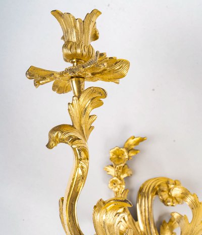 Paire d'appliques à deux lumières d’époque Louis XV en bronze ciselé et doré, vers 1750