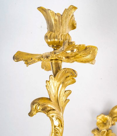 Paire d'appliques à deux lumières d’époque Louis XV en bronze ciselé et doré, vers 1750