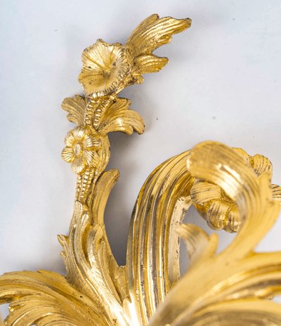 Paire d'appliques à deux lumières d’époque Louis XV en bronze ciselé et doré, vers 1750