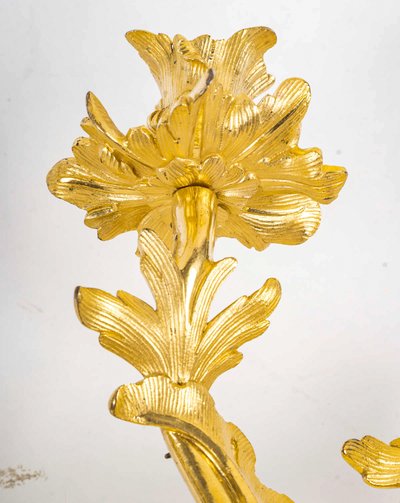 Paire d'appliques à deux lumières d’époque Louis XV en bronze ciselé et doré, vers 1750