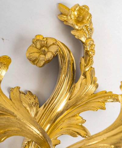 Paire d'appliques à deux lumières d’époque Louis XV en bronze ciselé et doré, vers 1750