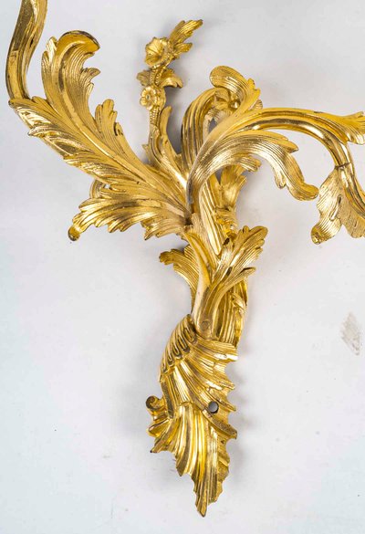 Paire d'appliques à deux lumières d’époque Louis XV en bronze ciselé et doré, vers 1750
