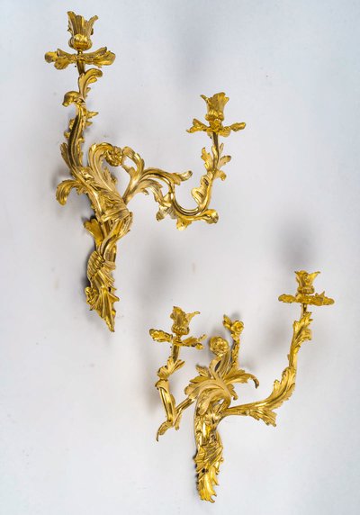 Paire d'appliques à deux lumières d’époque Louis XV en bronze ciselé et doré, vers 1750