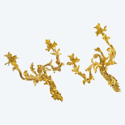 Paire d'appliques à deux lumières d’époque Louis XV en bronze ciselé et doré, vers 1750