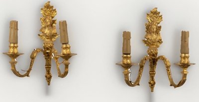 Coppia di applique del XIX secolo in bronzo cesellato e dorato, fusto a forma di guaina fogliata decorata con busto