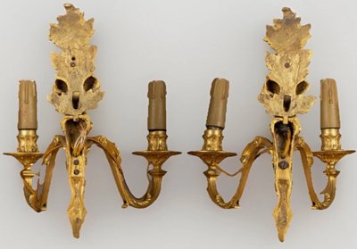 Coppia di applique del XIX secolo in bronzo cesellato e dorato, fusto a forma di guaina fogliata decorata con busto