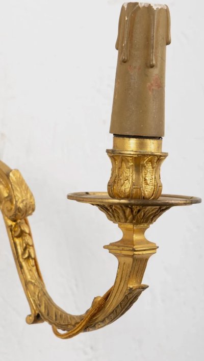 Coppia di applique del XIX secolo in bronzo cesellato e dorato, fusto a forma di guaina fogliata decorata con busto