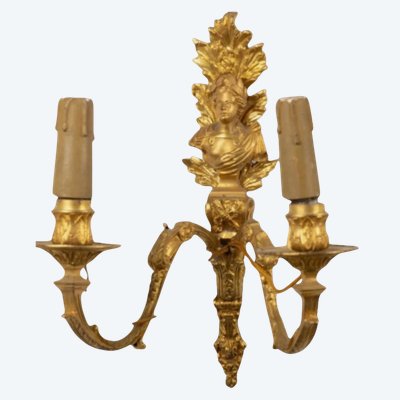 Coppia di applique del XIX secolo in bronzo cesellato e dorato, fusto a forma di guaina fogliata decorata con busto