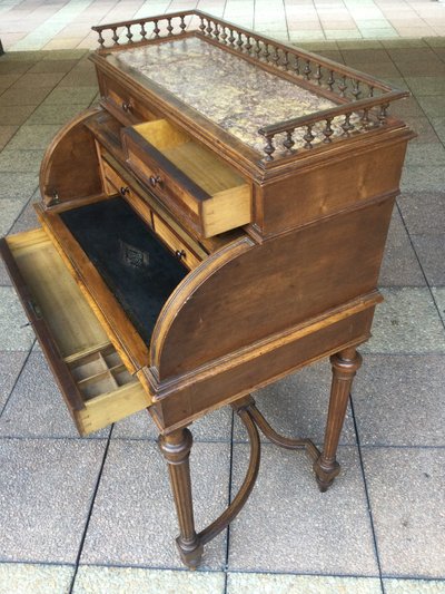Un petit bureau ''cylindre'' en noyer