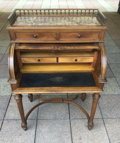 Un petit bureau ''cylindre'' en noyer