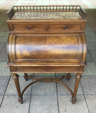 Un petit bureau ''cylindre'' en noyer