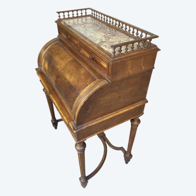Un petit bureau ''cylindre'' en noyer