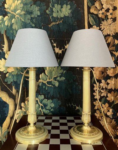 Deliziosa coppia di lampade antiche in bronzo dorato, modello "Cannon Barrel" del periodo Impero