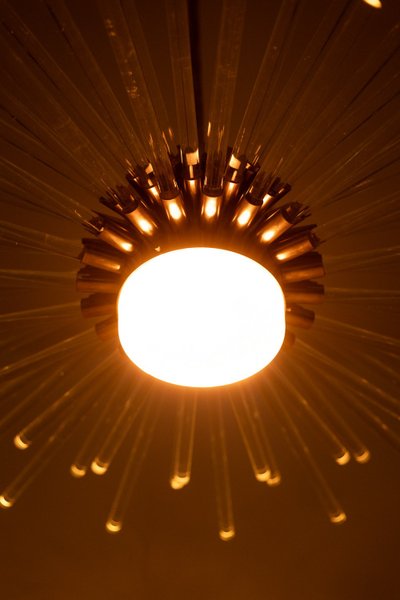 Strahlender Kronleuchter aus Glasröhren. Zeitgenössisches Design. LS64491709P