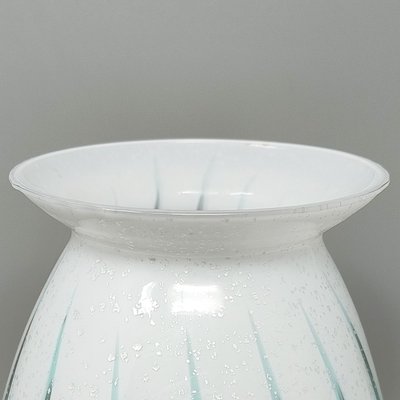 Vase de luxe artisanal en verre de Murano des années 1960. Fabriqué en Italie.