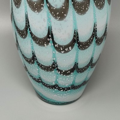 Vase de luxe artisanal en verre de Murano des années 1960. Fabriqué en Italie.