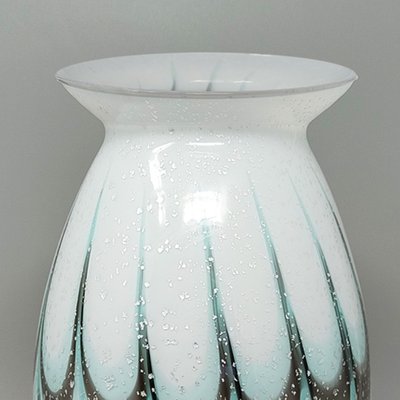 Vase de luxe artisanal en verre de Murano des années 1960. Fabriqué en Italie.
