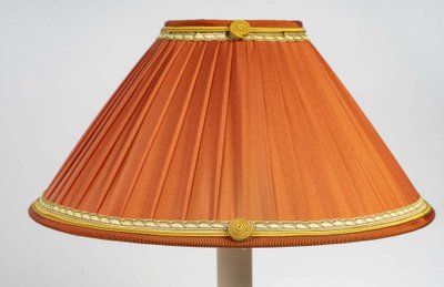 Paar Königsleuchter aus der Zeit Ludwigs XV. aus gemeißelter und vergoldeter Bronze, um 1750, als Lampen montiert