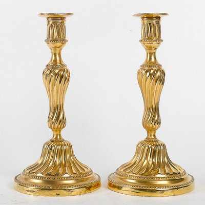 Paar Königsleuchter aus der Zeit Ludwigs XV. aus gemeißelter und vergoldeter Bronze, um 1750, als Lampen montiert