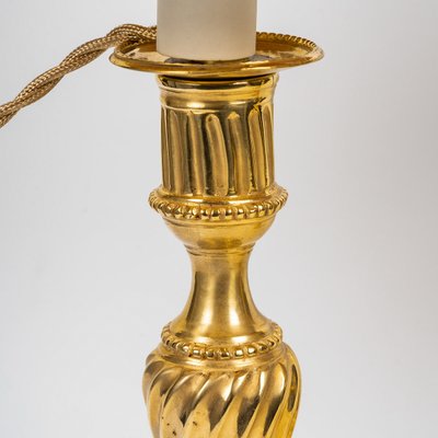 Paar Königsleuchter aus der Zeit Ludwigs XV. aus gemeißelter und vergoldeter Bronze, um 1750, als Lampen montiert