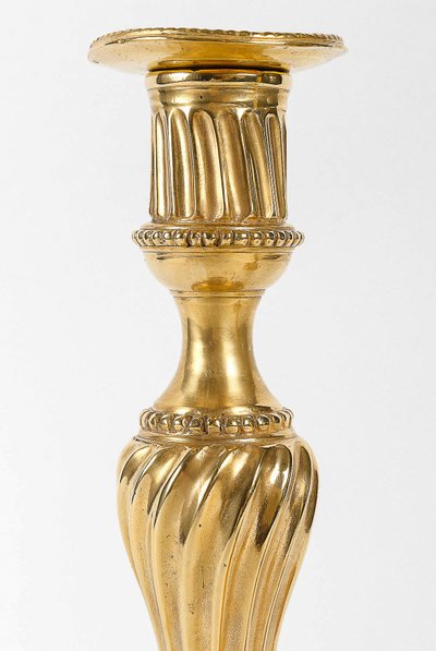 Paar Königsleuchter aus der Zeit Ludwigs XV. aus gemeißelter und vergoldeter Bronze, um 1750, als Lampen montiert