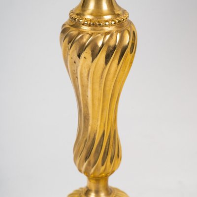 Paar Königsleuchter aus der Zeit Ludwigs XV. aus gemeißelter und vergoldeter Bronze, um 1750, als Lampen montiert