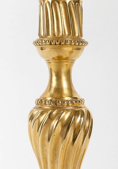 Paar Königsleuchter aus der Zeit Ludwigs XV. aus gemeißelter und vergoldeter Bronze, um 1750, als Lampen montiert