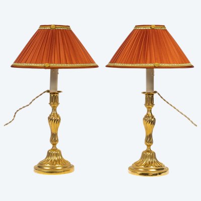 Paar Königsleuchter aus der Zeit Ludwigs XV. aus gemeißelter und vergoldeter Bronze, um 1750, als Lampen montiert