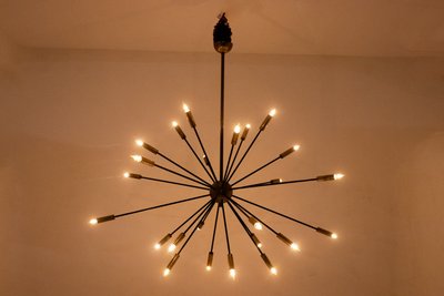 Lustre de forme Spoutnik en laiton doré patiné et laqué noir. Contemporain. LS64501609P