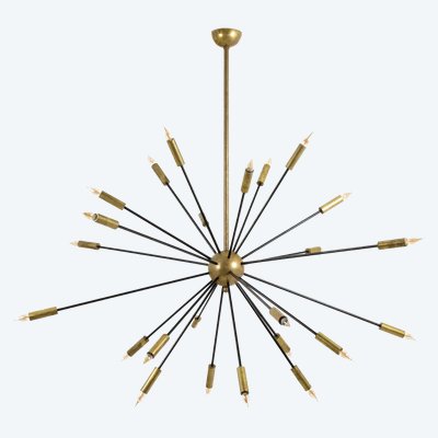 Lustre de forme Spoutnik en laiton doré patiné et laqué noir. Contemporain. LS64501609P