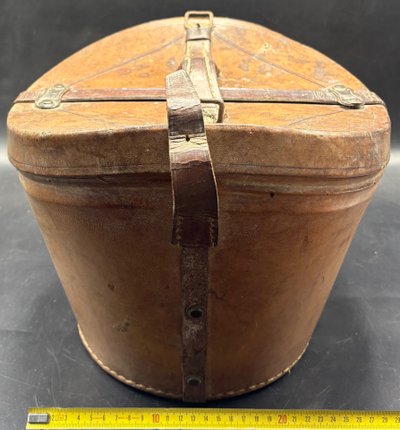 VALIGIA CON CAPPELLO A CILINDRO
